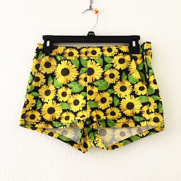 H&M Pants - H&M Side Zip Sunflower 🌻 Shorts